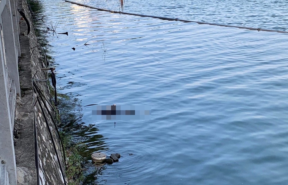 Hà Nội: Hoảng hồn phát hiện 1 thi thể phụ nữ nổi trên hồ Tây - Ảnh 1