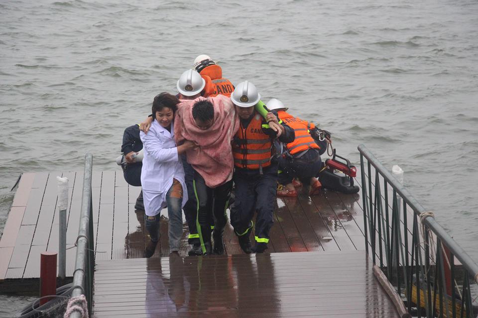 Hà Nội: Lực lượng cứu hộ giải cứu 12 người rơi xuống Hồ Tây sau “va chạm” xuồng - Ảnh 4