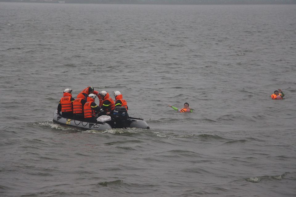 Hà Nội: Lực lượng cứu hộ giải cứu 12 người rơi xuống Hồ Tây sau “va chạm” xuồng - Ảnh 2