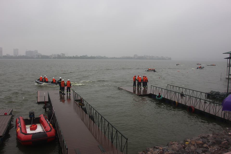 Hà Nội: Lực lượng cứu hộ giải cứu 12 người rơi xuống Hồ Tây sau “va chạm” xuồng - Ảnh 1