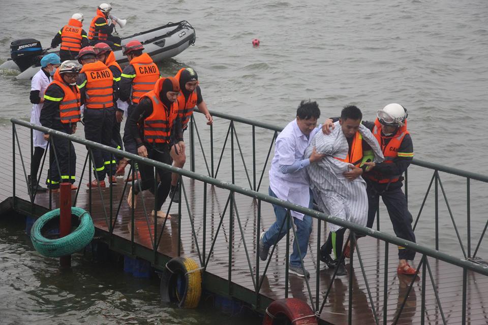 Hà Nội: Lực lượng cứu hộ giải cứu 12 người rơi xuống Hồ Tây sau “va chạm” xuồng - Ảnh 3