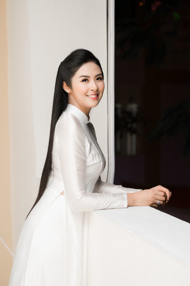 Hoa hậu Ngọc Hân hội ngộ MC Thành Trung, Quỳnh Chi khi về thăm trường cũ - Ảnh 7