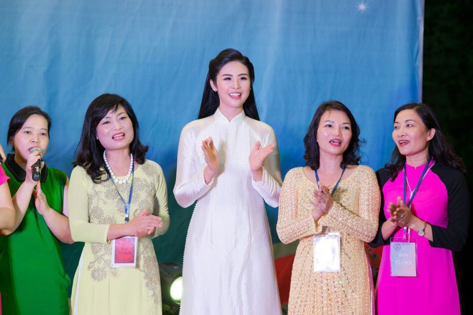 Hoa hậu Ngọc Hân hội ngộ MC Thành Trung, Quỳnh Chi khi về thăm trường cũ - Ảnh 3