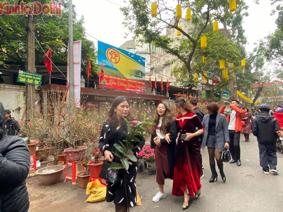 [Ảnh] Chợ hoa lâu năm ở Hà Nội tấp nập những ngày cận Tết Nguyên đán 2020 - Ảnh 10