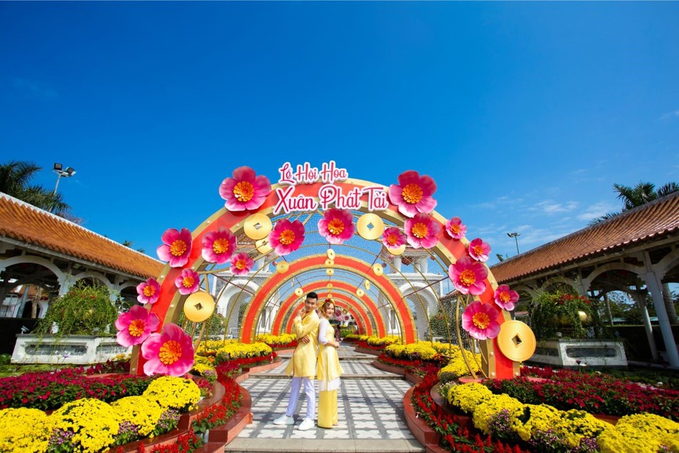 Cận cảnh lễ hội hoa xuân lớn nhất miền Trung - Ảnh 1