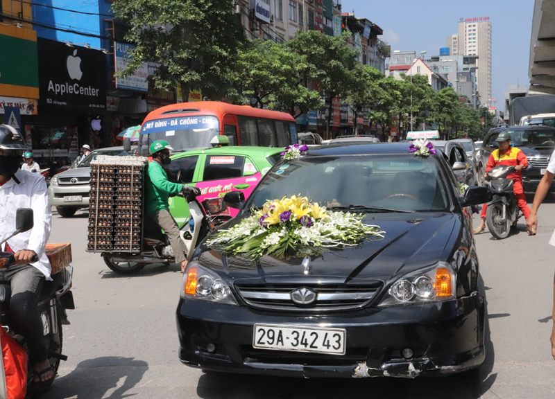“Xe hoa” gây tai nạn trên đường Hồ Tùng Mậu - Ảnh 1