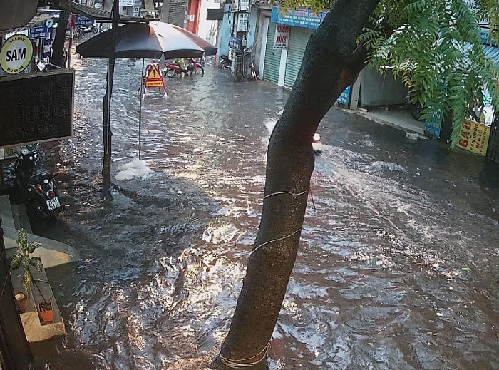 Hà Nội: Mưa lớn gây ngập, ùn tắc trên một số tuyến phố đúng giờ tan tầm - Ảnh 4