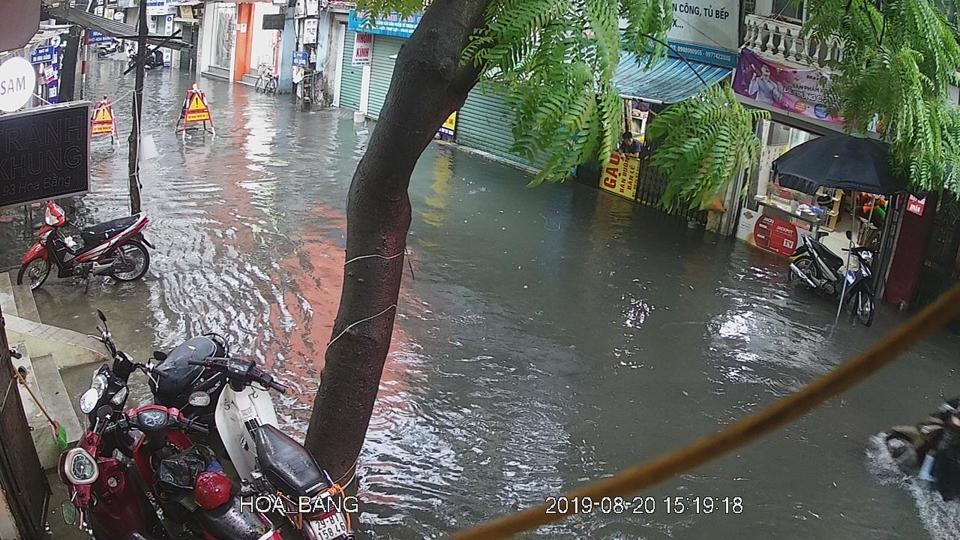 Mưa xối xả gây ngập một số tuyến phố trong nội thành Hà Nội - Ảnh 6