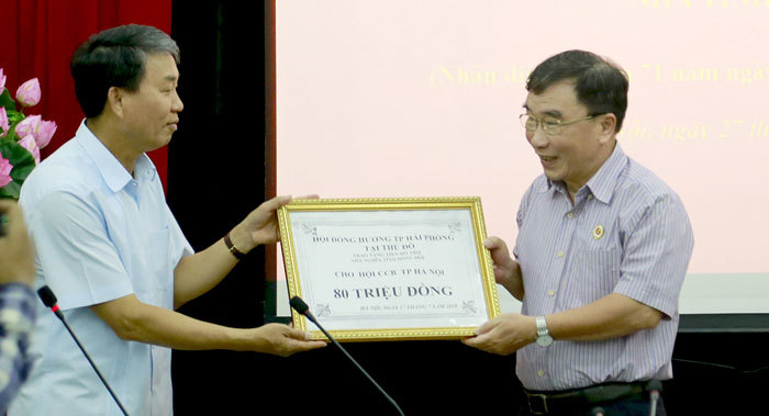 Hội đồng hương TP Hải Phòng tại Hà Nội trao tiền xây nhà tình nghĩa cho Hội CCB TP Hà Nội - Ảnh 1