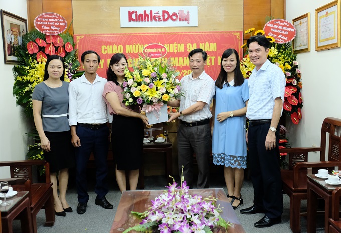 Kỷ niệm 94 năm Ngày Báo chí cách mạng Việt Nam: Những lẵng hoa tươi thắm gửi tới báo Kinh tế & Đô thị - Ảnh 14