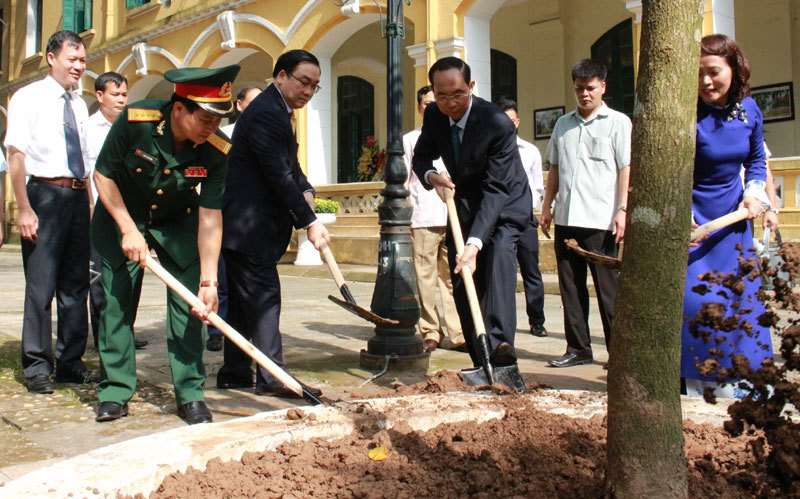 Chủ tịch nước Trần Đại Quang dự lễ khai giảng ở Trường THPT Chu Văn An - Ảnh 5