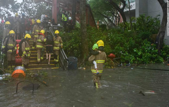 Mangkhut càn quét Hồng Kông, Macau đóng cửa sòng bài vì siêu bão - Ảnh 4