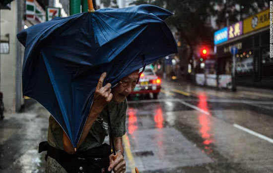 Mangkhut càn quét Hồng Kông, Macau đóng cửa sòng bài vì siêu bão - Ảnh 2