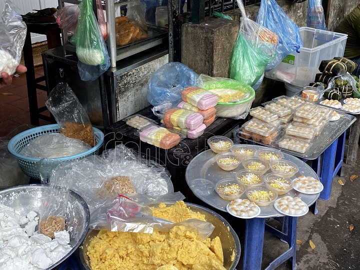 [Ảnh] Tết Hàn thực: Không đắt hàng làm sẵn, người Hà Nội mua bột tự nặn bánh trôi, bánh chay - Ảnh 2