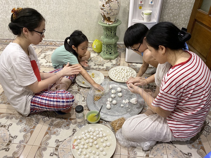 [Ảnh] Tết Hàn thực: Không đắt hàng làm sẵn, người Hà Nội mua bột tự nặn bánh trôi, bánh chay - Ảnh 4