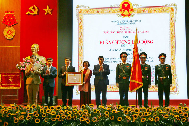 Thị xã Sơn Tây đón nhận Huân chương Lao động hạng Ba (lần 2) - Ảnh 1