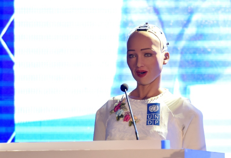 Robot Sophia diện áo dài trắng nói chuyện về 4.0 tại Hà Nội - Ảnh 1