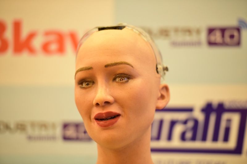 Robot Sophia diện áo dài trắng nói chuyện về 4.0 tại Hà Nội - Ảnh 2