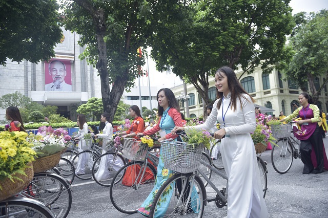 Tưng bừng lễ hội đường phố tại Hồ Gươm - Ảnh 8