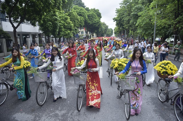 Tưng bừng lễ hội đường phố tại Hồ Gươm - Ảnh 9