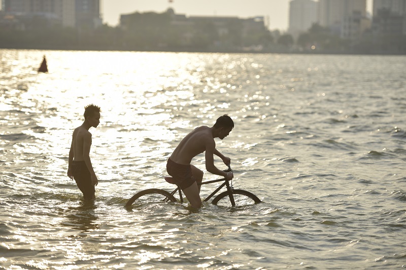 Người Hà Nội ùn ùn tắm Hồ Tây giải nhiệt chống cái nắng đầu hè - Ảnh 7