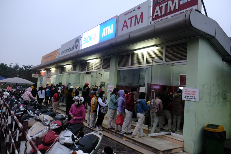 Hà Nội: Công nhân khu công nghiệp chen chúc hàng giờ để rút tiền ATM tiêu Tết - Ảnh 1
