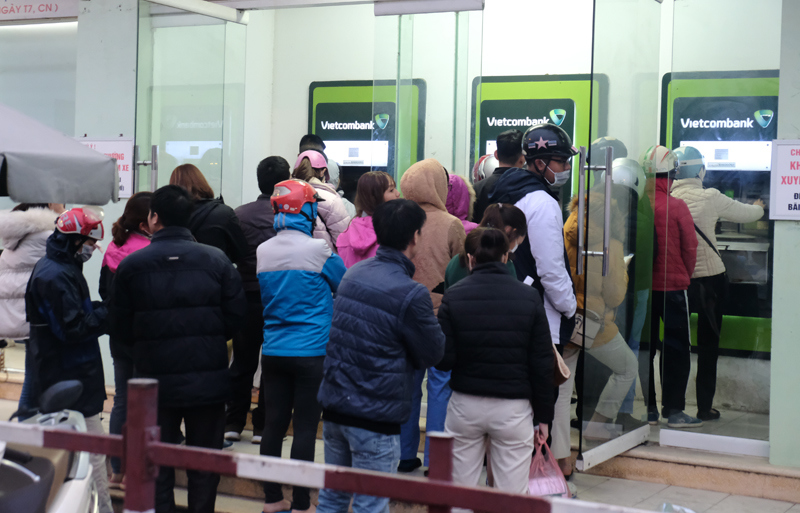 Hà Nội: Công nhân khu công nghiệp chen chúc hàng giờ để rút tiền ATM tiêu Tết - Ảnh 3