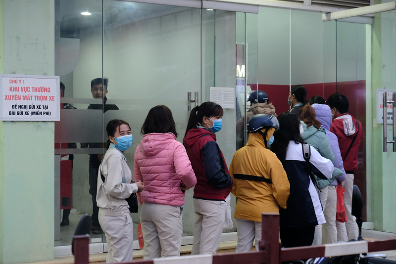 Hà Nội: Công nhân khu công nghiệp chen chúc hàng giờ để rút tiền ATM tiêu Tết - Ảnh 4