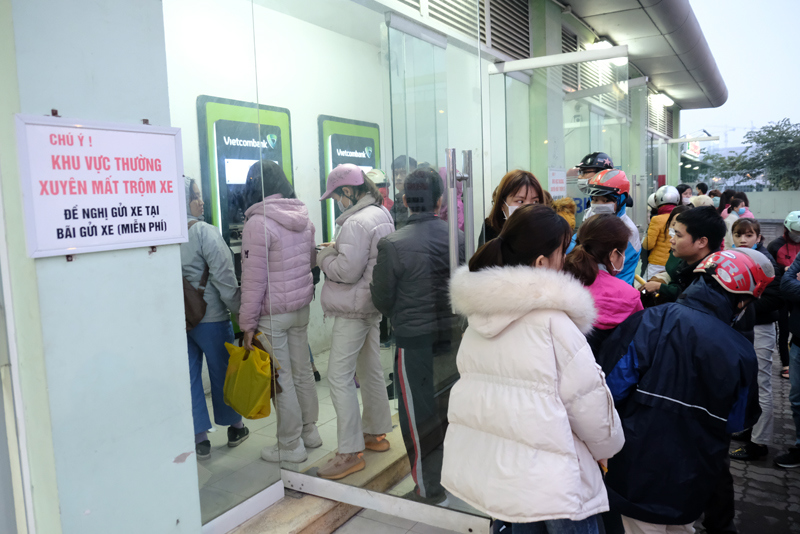 Hà Nội: Công nhân khu công nghiệp chen chúc hàng giờ để rút tiền ATM tiêu Tết - Ảnh 5
