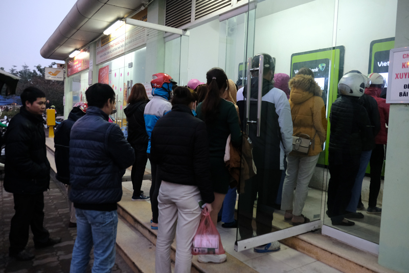 Hà Nội: Công nhân khu công nghiệp chen chúc hàng giờ để rút tiền ATM tiêu Tết - Ảnh 6