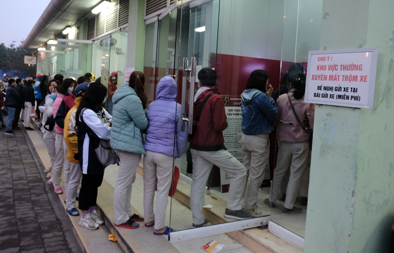 Hà Nội: Công nhân khu công nghiệp chen chúc hàng giờ để rút tiền ATM tiêu Tết - Ảnh 13