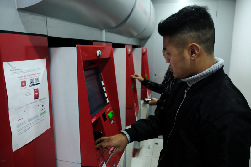 Hà Nội: Công nhân khu công nghiệp chen chúc hàng giờ để rút tiền ATM tiêu Tết - Ảnh 7