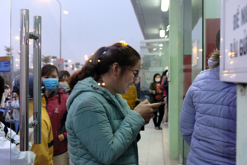 Hà Nội: Công nhân khu công nghiệp chen chúc hàng giờ để rút tiền ATM tiêu Tết - Ảnh 8