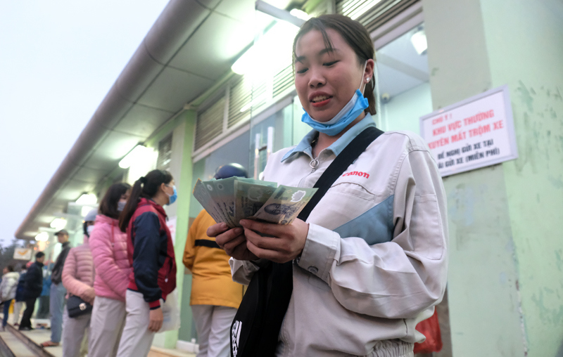 Hà Nội: Công nhân khu công nghiệp chen chúc hàng giờ để rút tiền ATM tiêu Tết - Ảnh 12