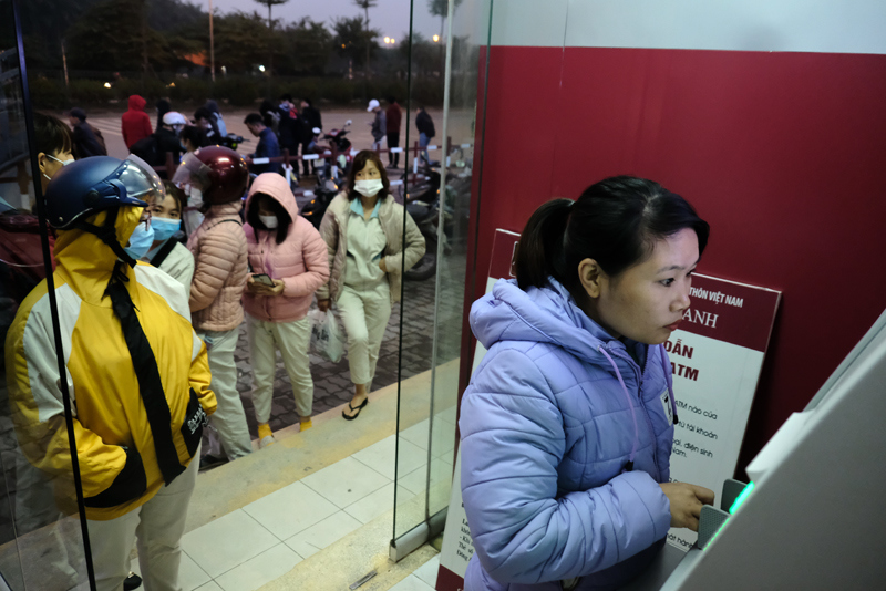 Hà Nội: Công nhân khu công nghiệp chen chúc hàng giờ để rút tiền ATM tiêu Tết - Ảnh 9