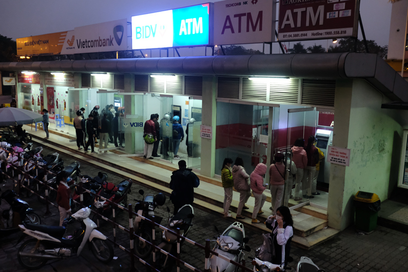 Hà Nội: Công nhân khu công nghiệp chen chúc hàng giờ để rút tiền ATM tiêu Tết - Ảnh 15