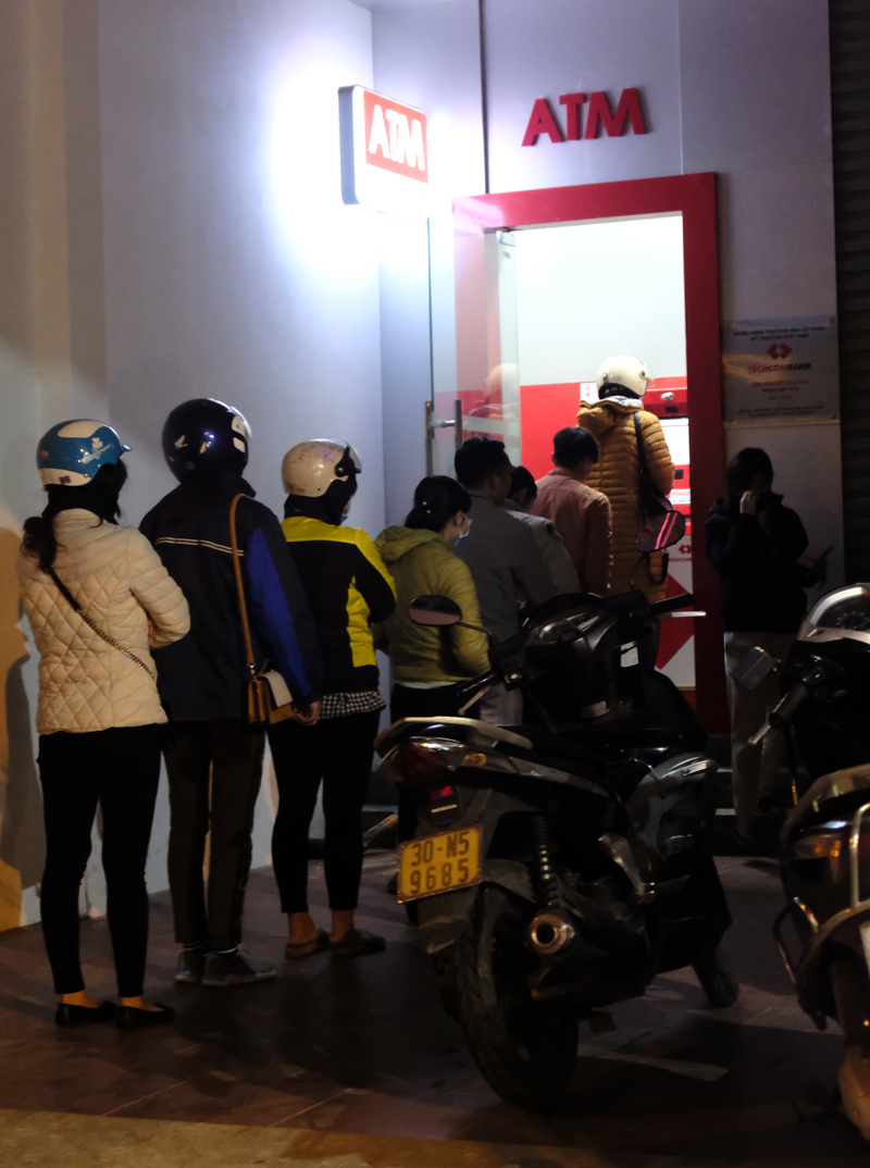 Hà Nội: Công nhân khu công nghiệp chen chúc hàng giờ để rút tiền ATM tiêu Tết - Ảnh 14