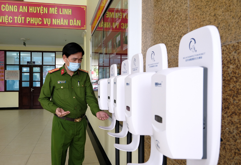 20 máy sát khuẩn tay thông minh đến tay chiến sĩ làm nhiệm vụ chống dịch tại huyện Mê Linh - Ảnh 2