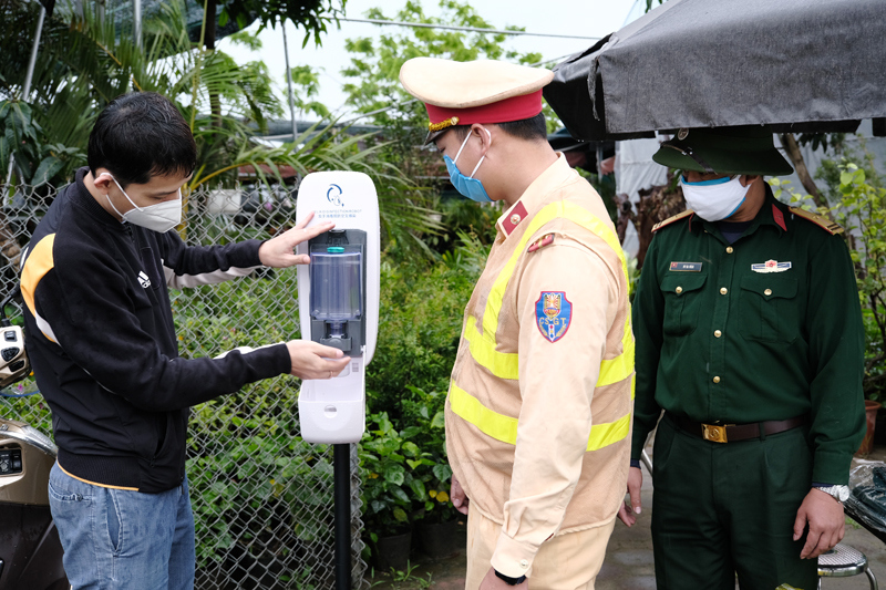 20 máy sát khuẩn tay thông minh đến tay chiến sĩ làm nhiệm vụ chống dịch tại huyện Mê Linh - Ảnh 3