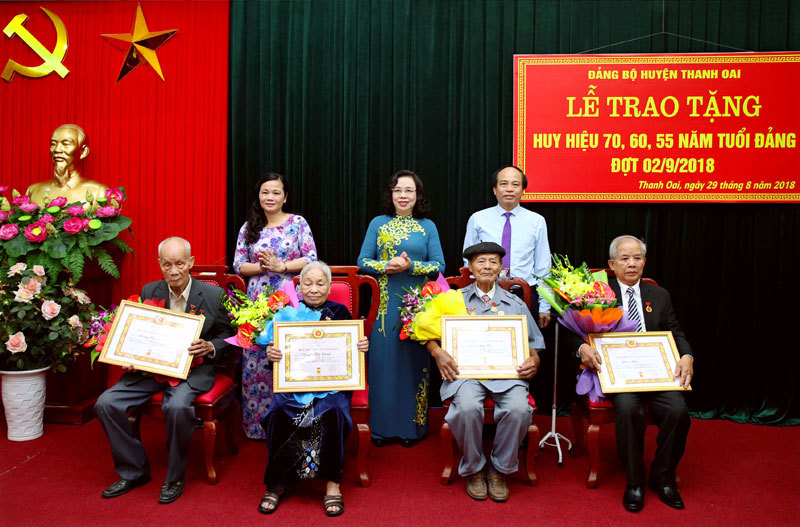 Phó Bí thư Thường trực Thành ủy trao Huy hiệu Đảng cho đảng viên lão thành huyện Thanh Oai - Ảnh 1