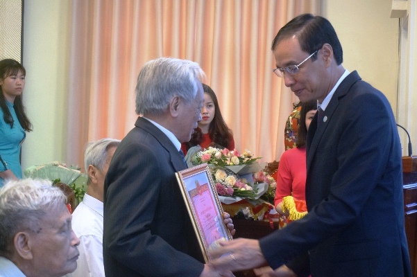 Phó Bí thư Thành ủy Đào Đức Toàn trao Huy hiệu Đảng đợt 19/5 tại quận Cầu Giấy - Ảnh 1