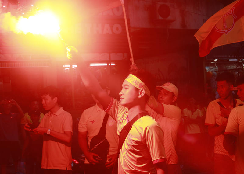 [Ảnh] CĐV Nam Định diễu hành, đốt pháo sáng hâm nóng trận đấu với Hà Nội FC - Ảnh 2