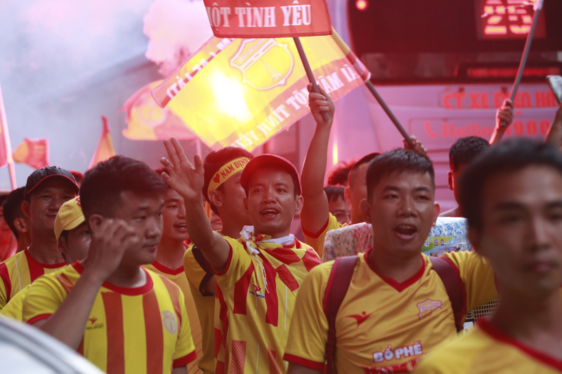 [Ảnh] CĐV Nam Định diễu hành, đốt pháo sáng hâm nóng trận đấu với Hà Nội FC - Ảnh 4