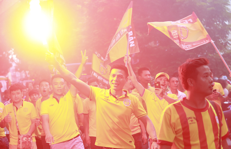 [Ảnh] CĐV Nam Định diễu hành, đốt pháo sáng hâm nóng trận đấu với Hà Nội FC - Ảnh 6
