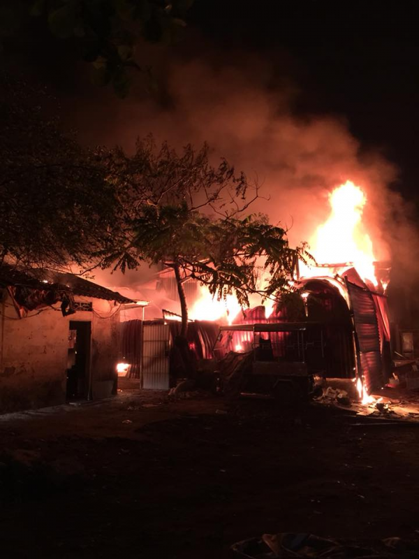 Hà Nội: Cháy dữ dội tại nhà xưởng trên phố Định Công - Ảnh 1