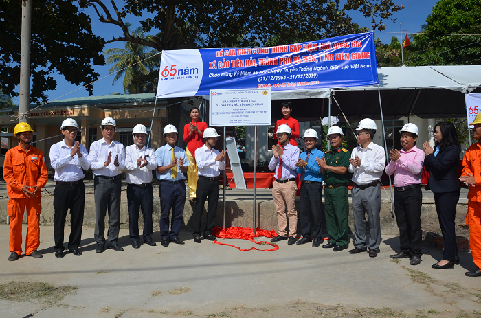 EVNSPC gắn biển công trình cấp điện lưới quốc gia ra xã đảo Tiên Hải - Ảnh 1