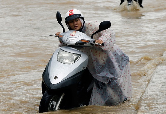 Nhiệt độ miền Bắc tăng, mưa lớn gây ngập nặng tại các tỉnh Nam Trung Bộ - Ảnh 2