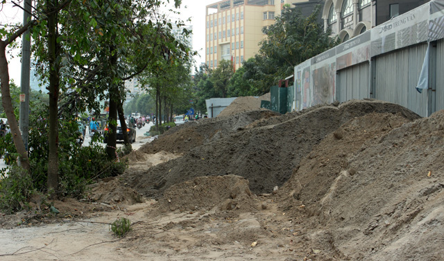 Tại phường Trung Văn: Tràn ngập đất thải trên vỉa hè đường Tố Hữu - Ảnh 2