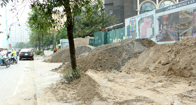 Tại phường Trung Văn: Tràn ngập đất thải trên vỉa hè đường Tố Hữu - Ảnh 1