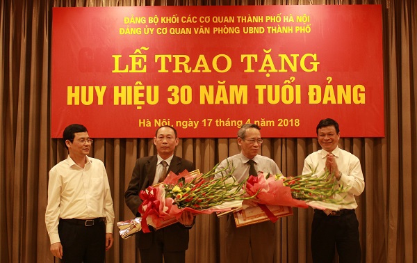 Hai đảng viên Văn phòng UBND TP nhận Huy hiệu 30 năm tuổi Đảng - Ảnh 1